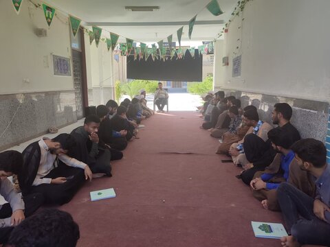 تصاویر/برگزاری  نشست سیاسی در هفته بسیج مدرسه علمیه پارسیان
