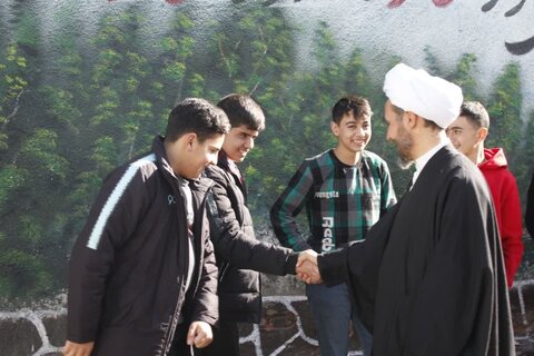 تصاویر/ حضور مدیر مدرسه علمیه امام خمینی (ره) شهرستان خوی در بین دانش آموزان