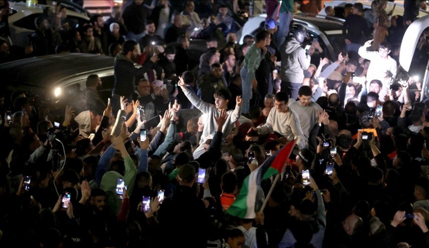 وصول 34 أسيرا فلسطينيا مفرج عنهم إلى بلدية البيرة بالضفة وصول 34 أسيرا فلسطينيا مفرج عنهم إلى بلدية البيرة بالضفة