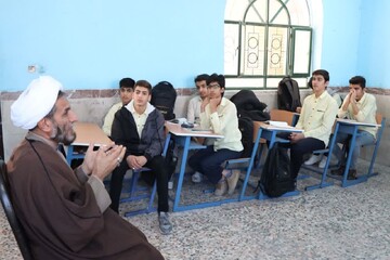 امام جمعه عالیشهر به میان دانش آموزان رفت