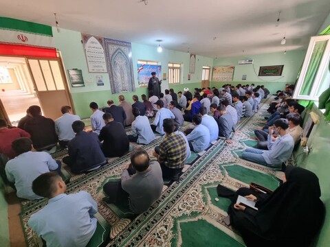 دیدار امام جمعه گناوه با دانش آموزان