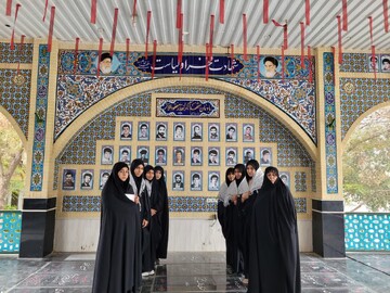 تصاویر / غبارروبی مزار شهدا با حضور طلاب مدرسه علمیه الهیه ساوه