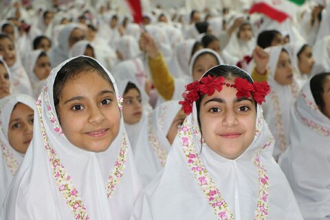 تصاویر/ راهپیمایی و جشن بزرگ عبادت چند هزار نفری دختران کرُد مریوانی
