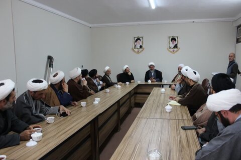 تصاویر/ جلسه روحانیون  مبلغین شهرستان خوی با مسئول بسیج طلاب و روحانیون آذربایجان غربی