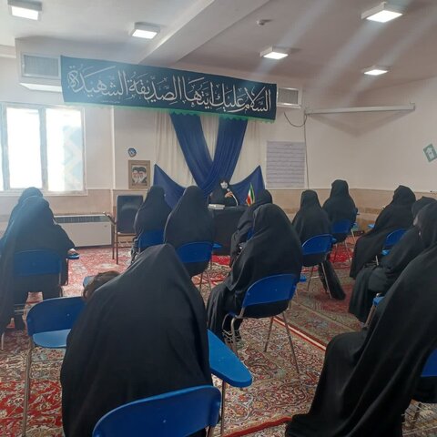 برگزاری جلسه پرسش و پاسخ در مدرسه علمیه خواهران نورآباد