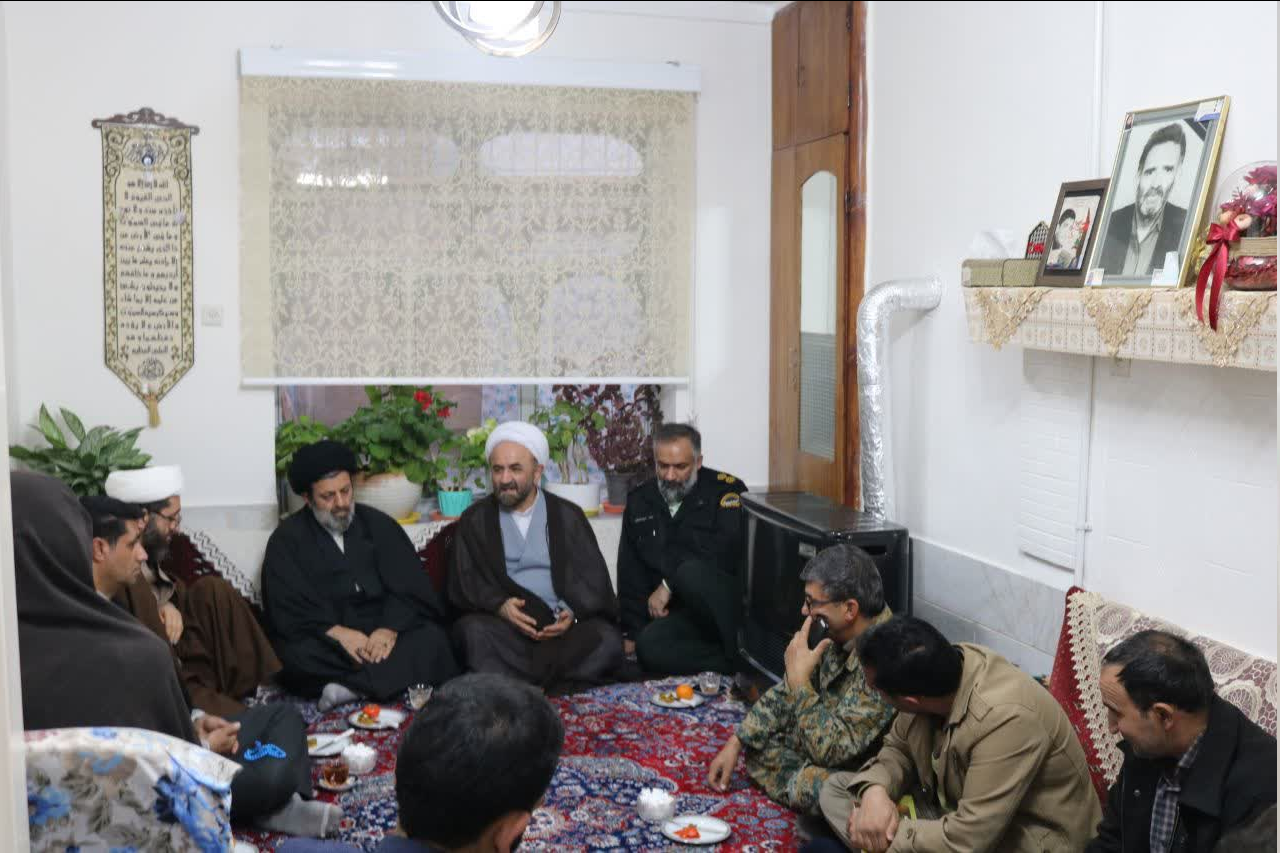 دیدار رئیس عقیدتی سیاسی ستاد کل نیروهای مسلح با خانواده شهید سراج + عکس