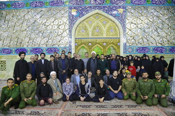 تصاویر / غبارروبی ضریح حرم حضرت معصومه(س) توسط اعضای ستاد نماز جمعه پردیسان