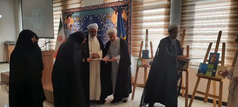 رو نمایی از کتاب در اجلاس مدیران مدارس علمیه خواهران و هیئت امنا