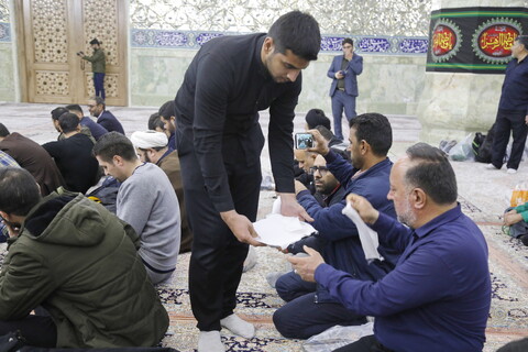 تصاویر / غبارروبی ضریح حرم حضرت معصومه(س) توسط ستاد اقامه نماز جمعه شهرپردیسان قم