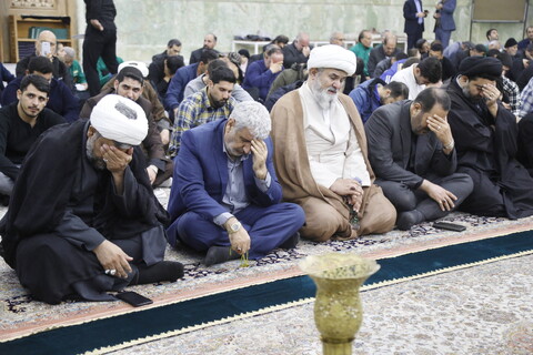 تصاویر / غبارروبی ضریح حرم حضرت معصومه(س) توسط ستاد اقامه نماز جمعه شهرپردیسان قم