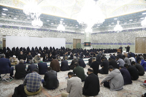 تصاویر / غبارروبی ضریح حرم حضرت معصومه(س) توسط ستاد اقامه نماز جمعه شهرپردیسان قم