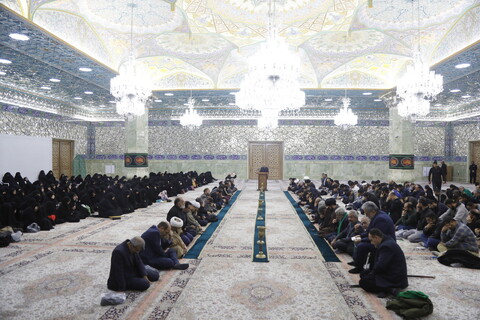 تصاویر / غبارروبی ضریح حرم حضرت معصومه(س) توسط ستاد اقامه نماز جمعه شهرپردیسان قم