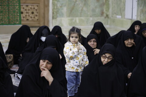 تصاویر / غبارروبی ضریح حرم حضرت معصومه(س) توسط ستاد اقامه نماز جمعه شهرپردیسان قم