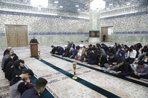 تصاویر / غبارروبی ضریح حرم حضرت معصومه(س) توسط ستاد اقامه نماز جمعه شهرپردیسان قم