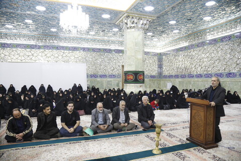 تصاویر / غبارروبی ضریح حرم حضرت معصومه(س) توسط ستاد اقامه نماز جمعه شهرپردیسان قم