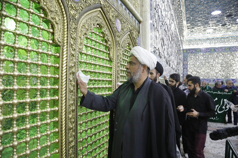 تصاویر / غبارروبی ضریح حرم حضرت معصومه(س) توسط ستاد اقامه نماز جمعه شهرپردیسان قم