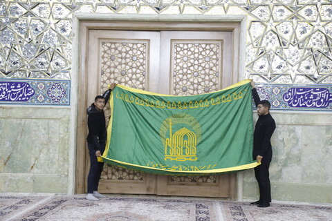 تصاویر / غبارروبی ضریح حرم حضرت معصومه(س) توسط ستاد اقامه نماز جمعه شهرپردیسان قم