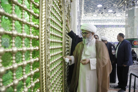 تصاویر / غبارروبی ضریح حرم حضرت معصومه(س) توسط ستاد اقامه نماز جمعه شهرپردیسان قم