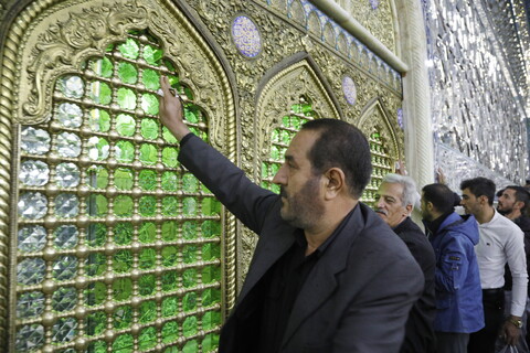 تصاویر / غبارروبی ضریح حرم حضرت معصومه(س) توسط ستاد اقامه نماز جمعه شهرپردیسان قم