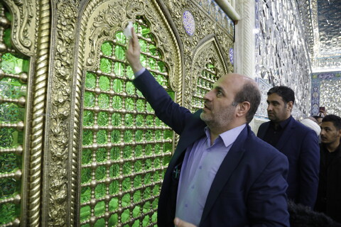 تصاویر / غبارروبی ضریح حرم حضرت معصومه(س) توسط ستاد اقامه نماز جمعه شهرپردیسان قم