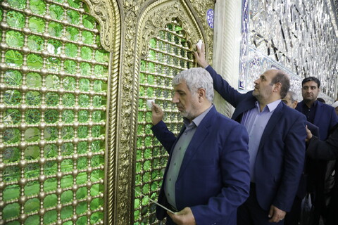 تصاویر / غبارروبی ضریح حرم حضرت معصومه(س) توسط ستاد اقامه نماز جمعه شهرپردیسان قم