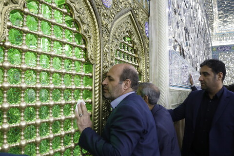 تصاویر / غبارروبی ضریح حرم حضرت معصومه(س) توسط ستاد اقامه نماز جمعه شهرپردیسان قم