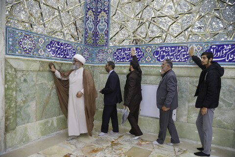 تصاویر / غبارروبی ضریح حرم حضرت معصومه(س) توسط ستاد اقامه نماز جمعه شهرپردیسان قم