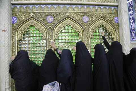 تصاویر / غبارروبی ضریح حرم حضرت معصومه(س) توسط ستاد اقامه نماز جمعه شهرپردیسان قم