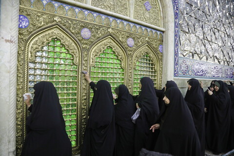 تصاویر / غبارروبی ضریح حرم حضرت معصومه(س) توسط ستاد اقامه نماز جمعه شهرپردیسان قم