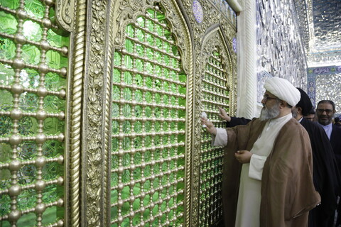 تصاویر / غبارروبی ضریح حرم حضرت معصومه(س) توسط ستاد اقامه نماز جمعه شهرپردیسان قم