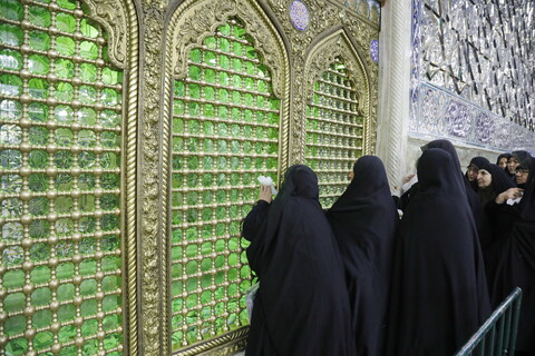 تصاویر / غبارروبی ضریح حرم حضرت معصومه(س) توسط ستاد اقامه نماز جمعه شهرپردیسان قم