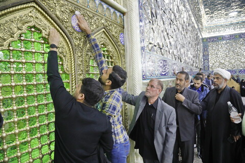 تصاویر / غبارروبی ضریح حرم حضرت معصومه(س) توسط ستاد اقامه نماز جمعه شهرپردیسان قم