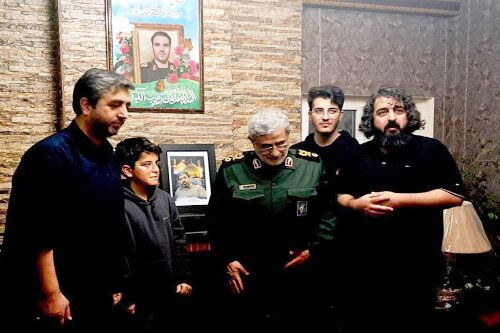 حضور سردار قاآنی در منزل شهید مدافع حرم + عکس