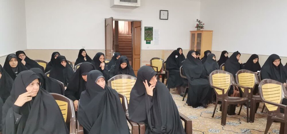 بازدید مدیر حوزه علمیه خواهران یزد از مدرسه تخصصی امام حسین(ع)
