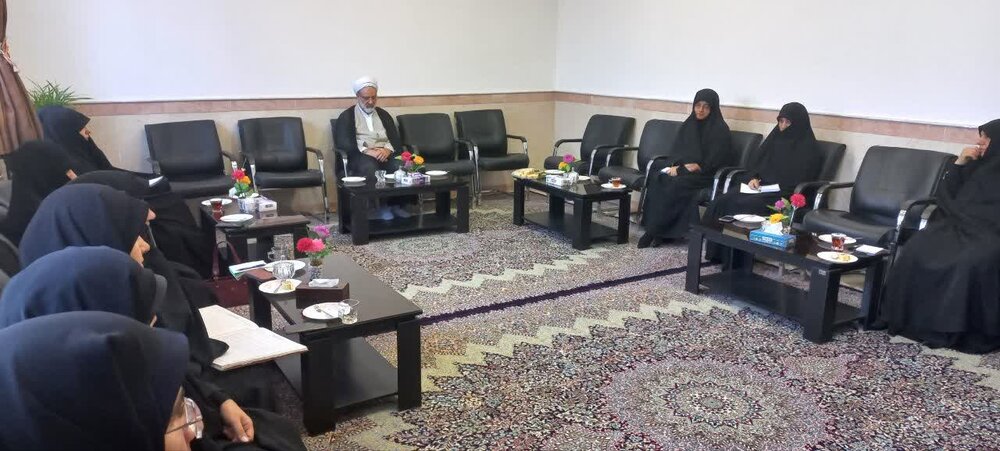 بازدید مدیر حوزه علمیه خواهران یزد از مدرسه تخصصی امام حسین(ع)