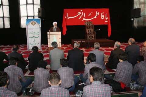 تصاویر/ برنامه پیوند مدرسه و مسجد در زنجان با حضور نماینده ولی فقیه در استان زنجان