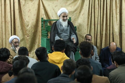 تصاویر / نشست صمیمانه امام جمعه قزوین با دانشجویان غیر ایرانی