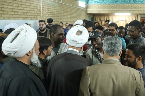 تصاویر / نشست صمیمانه امام جمعه قزوین با دانشجویان غیر ایرانی