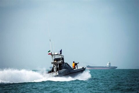 حرس الثورة الإسلامية يوقف سفينتين تحملان وقودا مهربا في الخليج الفارسي