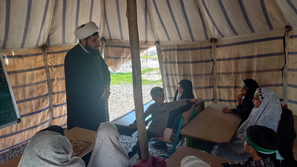 کار فرهنگی امام جمعه در چادر مدرسه عشایری + عکس