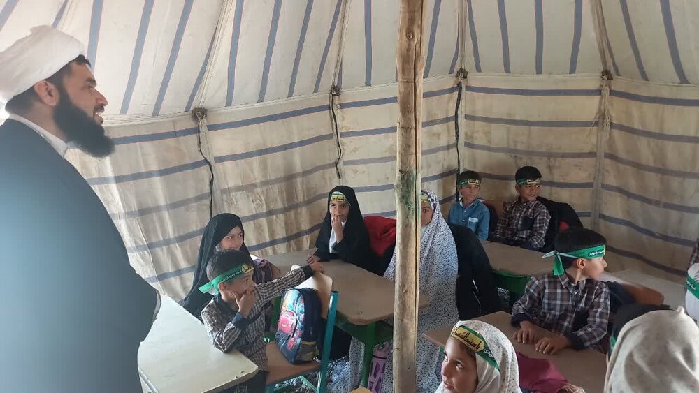 کار فرهنگی امام جمعه در چادر مدرسه عشایری + عکس