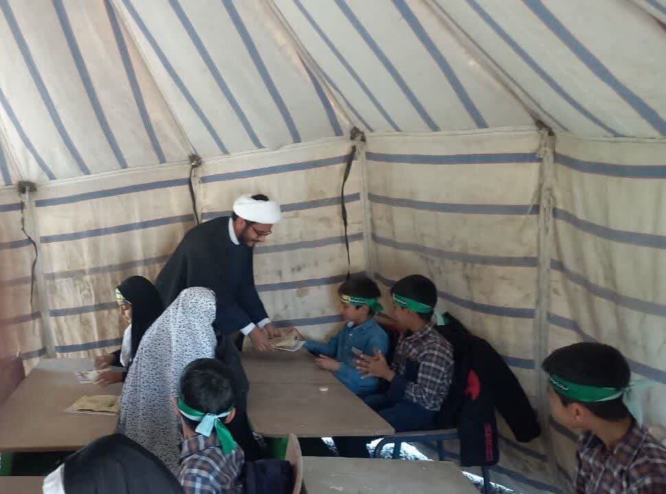 کار فرهنگی امام جمعه در چادر مدرسه عشایری + عکس