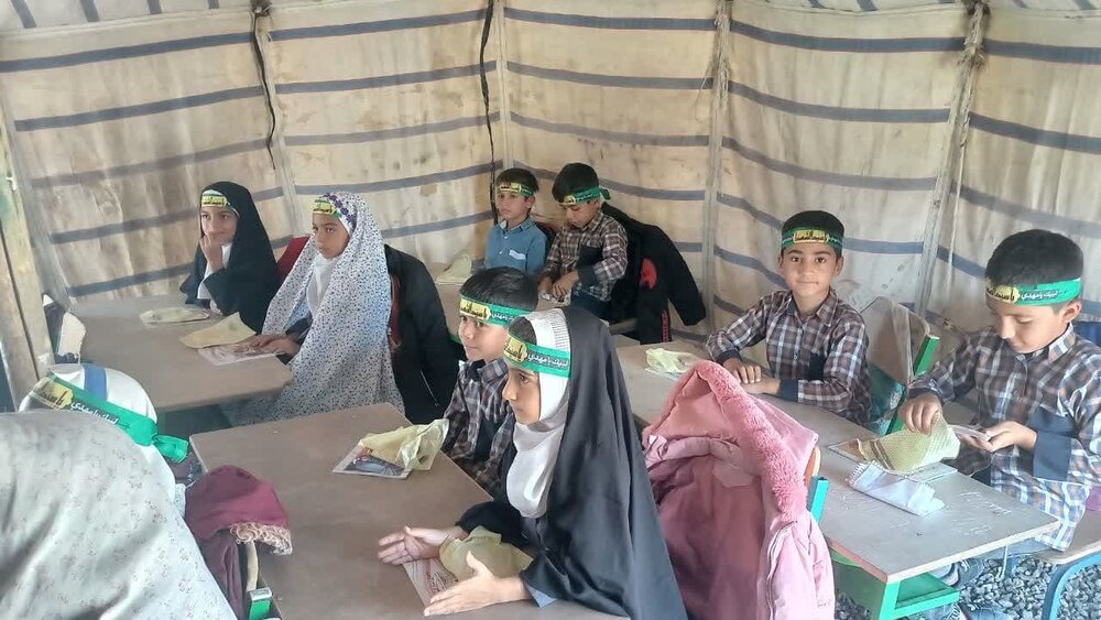 کار فرهنگی امام جمعه در چادر مدرسه عشایری + عکس