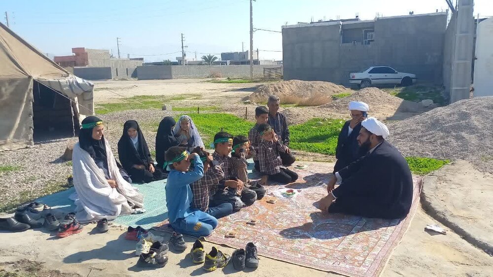 کار فرهنگی امام جمعه در چادر مدرسه عشایری + عکس