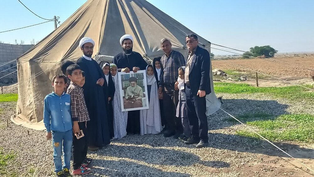 کار فرهنگی امام جمعه در چادر مدرسه عشایری + عکس