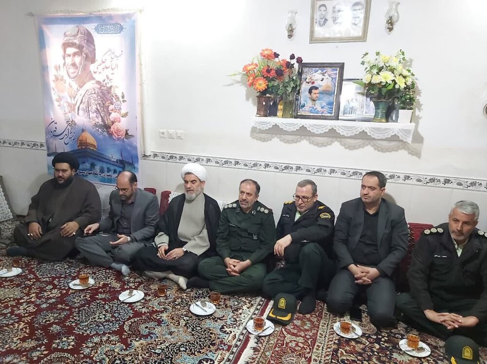 دیدار امام جمعه بویین زهرا با خانواده شهید مدافع حرم