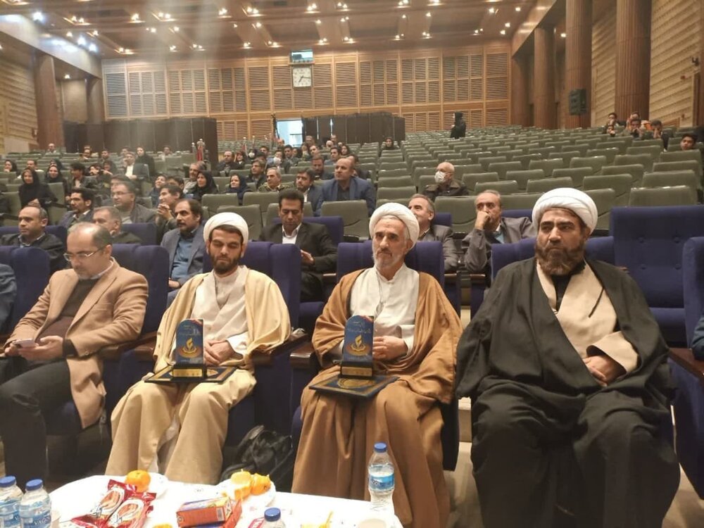 پژوهشگران برتر حوزه علمیه قزوین تقدیر شدند | عرفانی: پژوهش از ضرورتهای زندگی بشری است