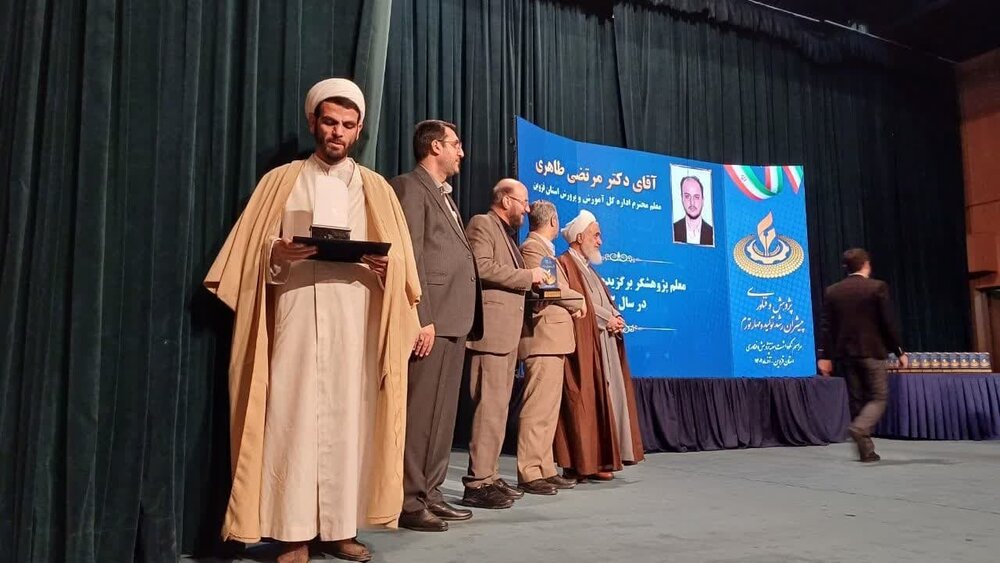 پژوهشگران برتر حوزه علمیه قزوین تقدیر شدند | عرفانی: پژوهش از ضرورتهای زندگی بشری است