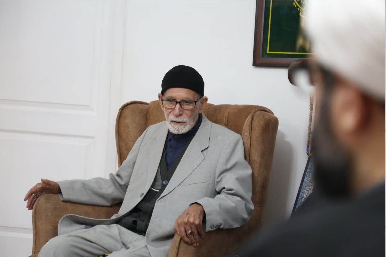 عیادت معاون فرهنگی و اجتماعی سازمان اوقاف و امور خیریه از استاد حاج غلامرضا سازگار + عکس