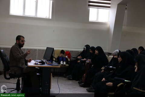بالصور/ إقامة دورة حول مبادئ الثورة الإسلامية للطالبات الجدد فالحوزة العلمية النسوية لمحافظة خوزستان
